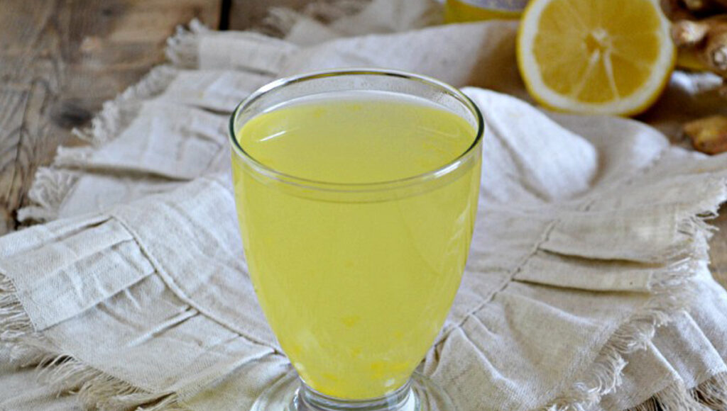 Natürliches Schlankheitsgetränk: Lauwarmes Wasser mit Apfelessig ...